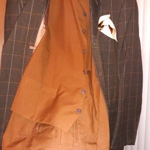 Mens 3 PC suit, SoHo collection, sz 44L, Brown w/rust/orange stripes